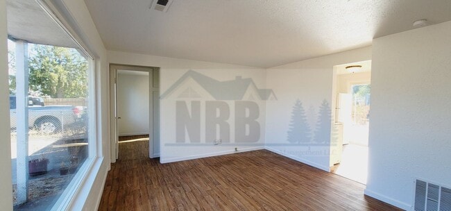 Building Photo - Absolutely Gorgeous 3 bd, 1 ba House locat...