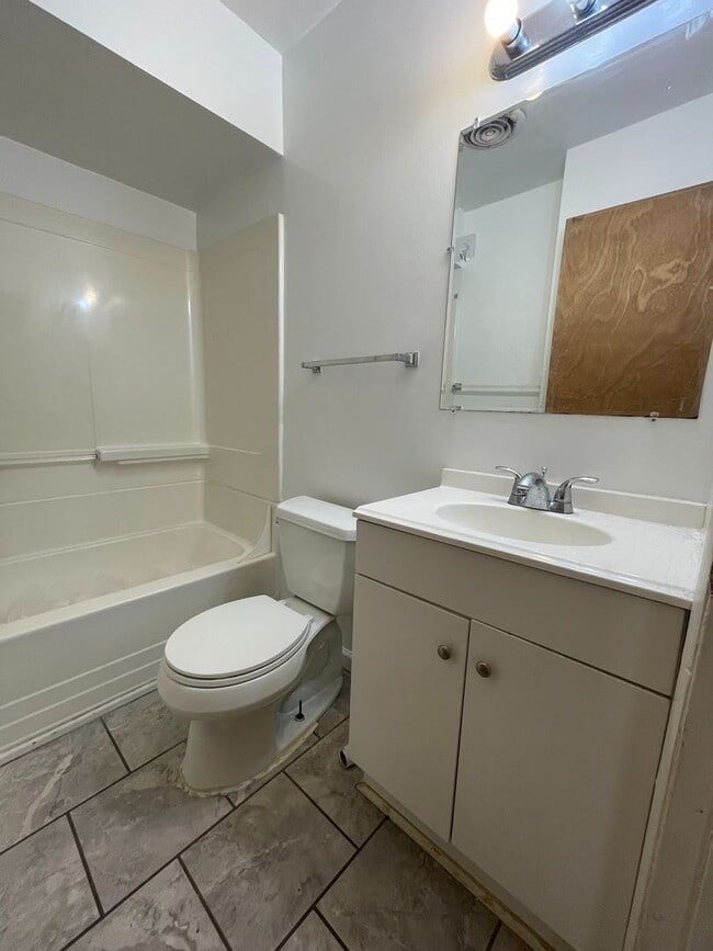 Building Photo - Three Bedroom Home in Sugarbrook Area!