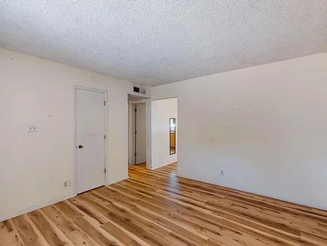 Building Photo - 419 La Charles Dr NE