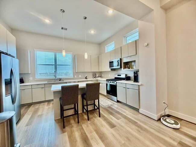 Building Photo - 1254 N Post Oak Rd