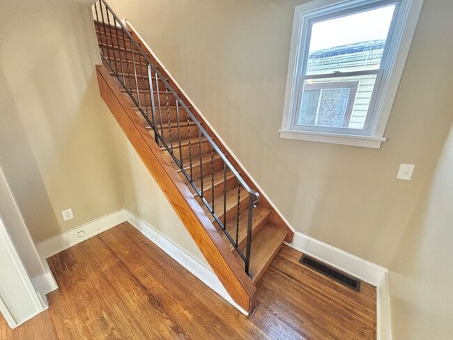 Building Photo - Spacious 4bd Home | 1st Floor Laundry Room | Hardwood Floors
