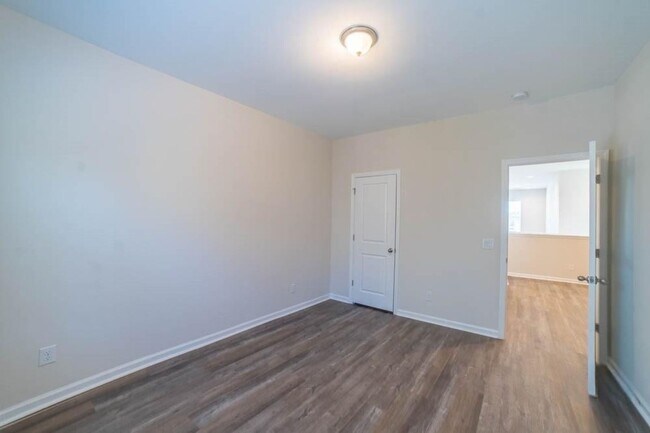 Building Photo - Beautiful 3-Bedroom Townhome in Sought-After Waterways Community