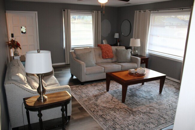 Primary Photo - 3 bed 2 bath 2 car garage near campus.