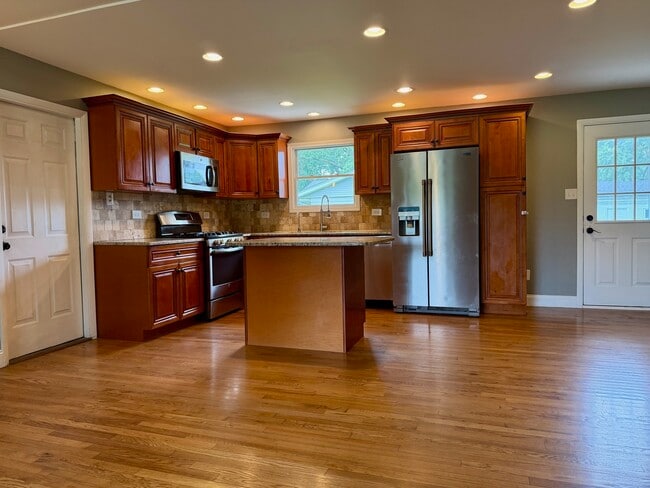 Building Photo - 5S481 Glenoban Dr