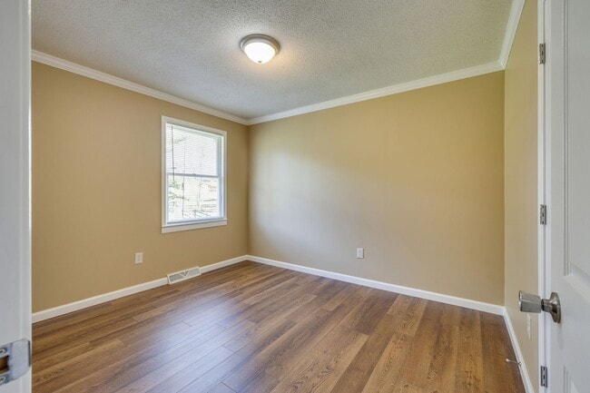Building Photo - 4br/ 2 ba private home in Bristol TN