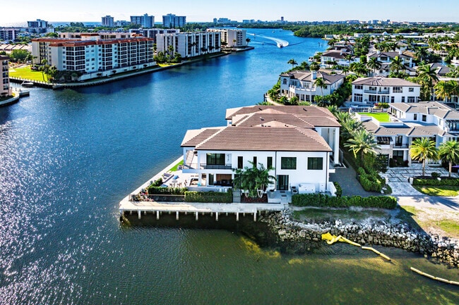 Building Photo - 2934 NE 8th Ave