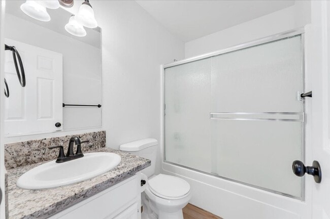 Building Photo - Cute corner lot 3 bed/ 2 bath