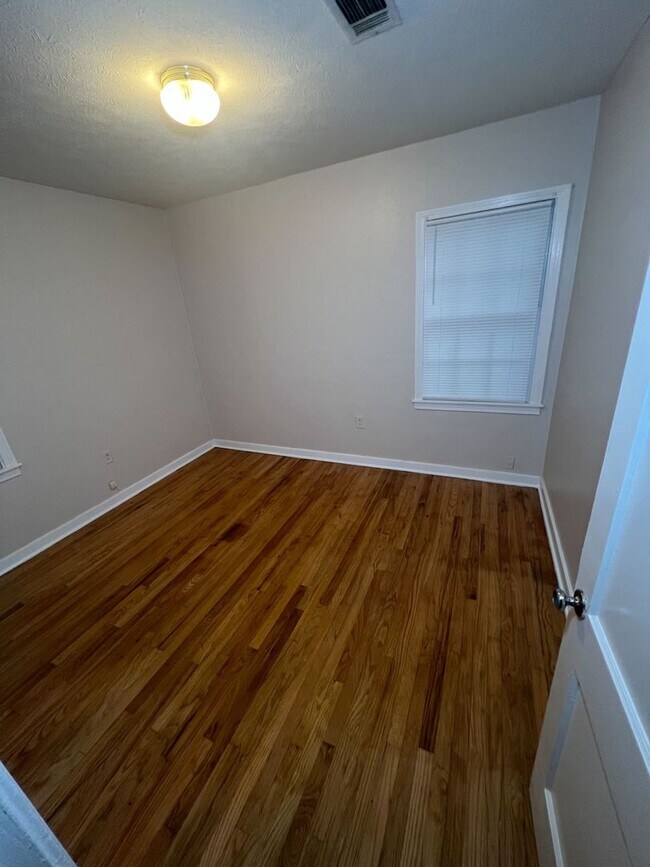Building Photo - 3718 Northbrook Dr