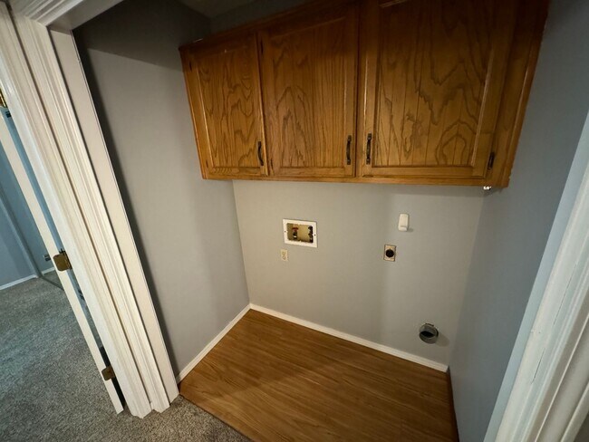 Building Photo - SPACIOUS DUPLEX in Southeast Springfield w...