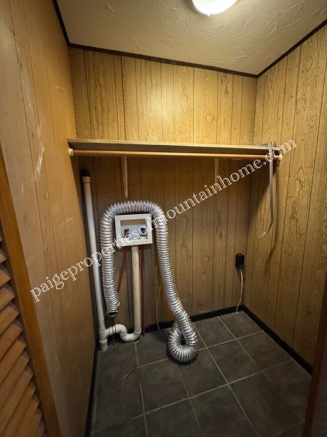 Building Photo - Charming 3-Bedroom Home