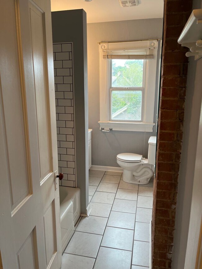 Building Photo - Beautiful 2 bedroom with office in the heart of German Village w/ garage