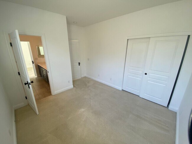 Building Photo - Beautiful 3Bed/3Bath/2Car corner lot home located in the guard gated Tuscany Community