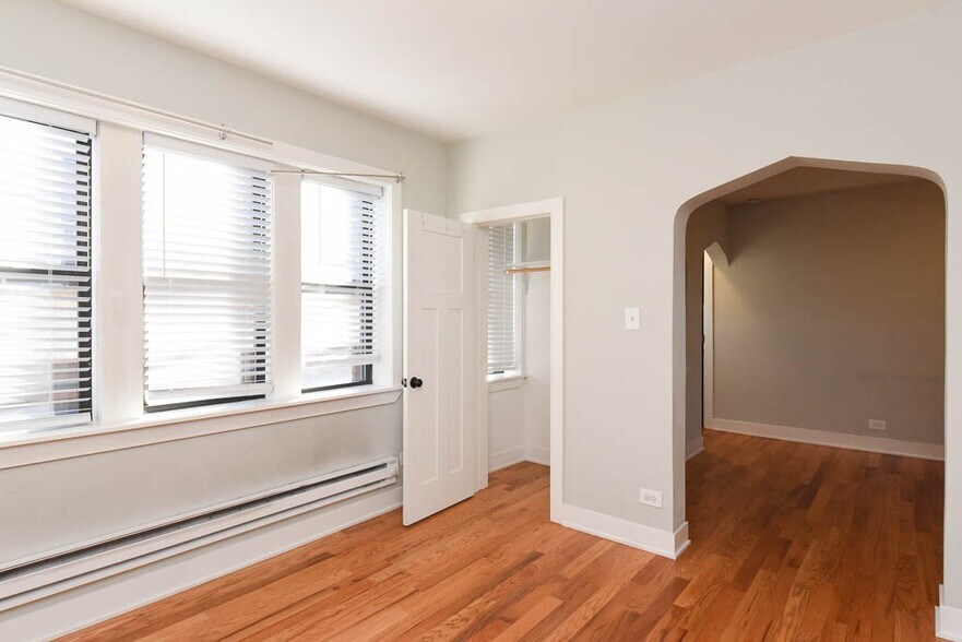 Building Photo - 4418 N Wolcott Ave