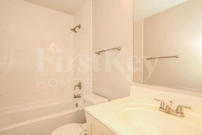 Building Photo - 2127 S Luther