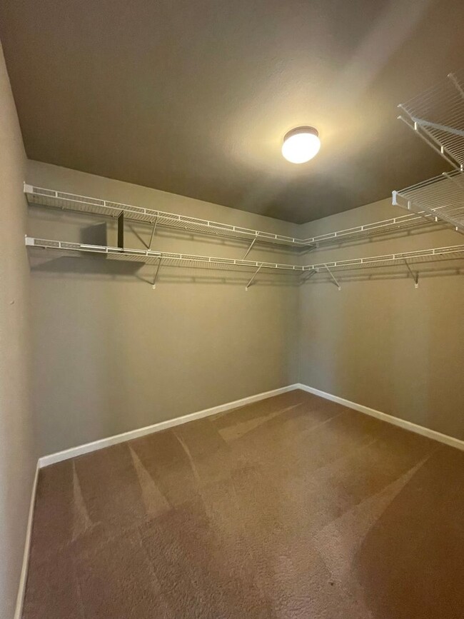 Building Photo - $500 off first months rent when moved in i...