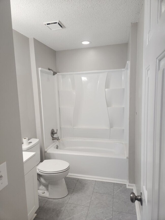 Building Photo - Completely Renovated in 2023 Second Level Condo
