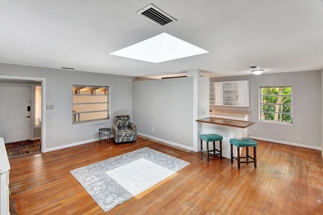 Building Photo - Bluelake Unit 3