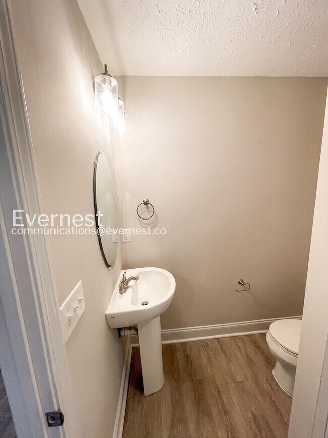 Building Photo - 3 Bed/3 Bath Townhome with Off-Street Parking / Pet-Friendly / Vouchers Accepted / Available Now!
