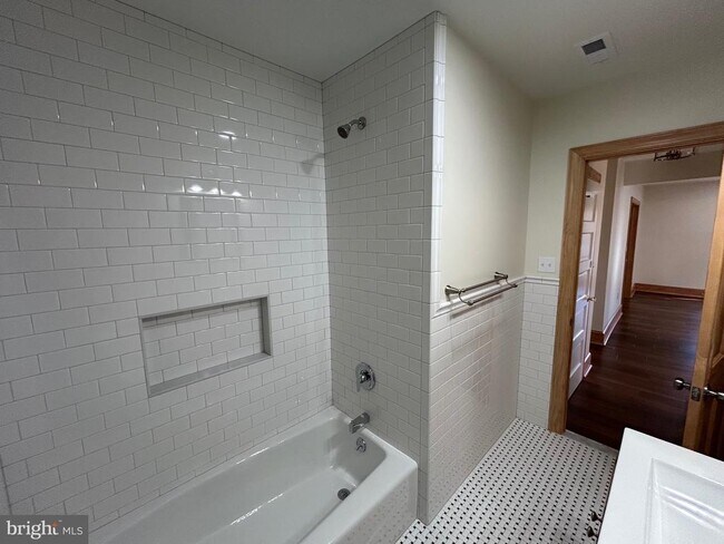 Building Photo - 33 Price Ave