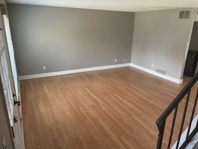 Building Photo - South Denver, 2 bed 2.5 bath Townhome, 2 Car Parking, Close to Light Rail