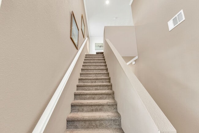 Building Photo - 4 bed / 3 bath | Upated Anatolia Home Avai...