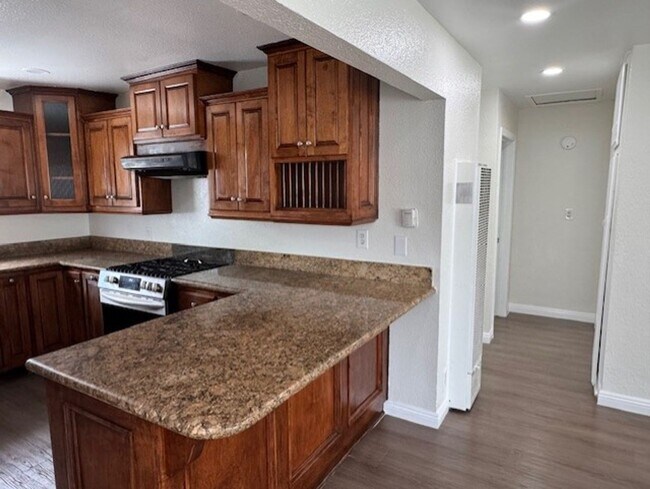 Building Photo - 2425 W Cameron St