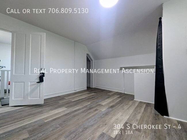 Building Photo - 304 S Cherokee St