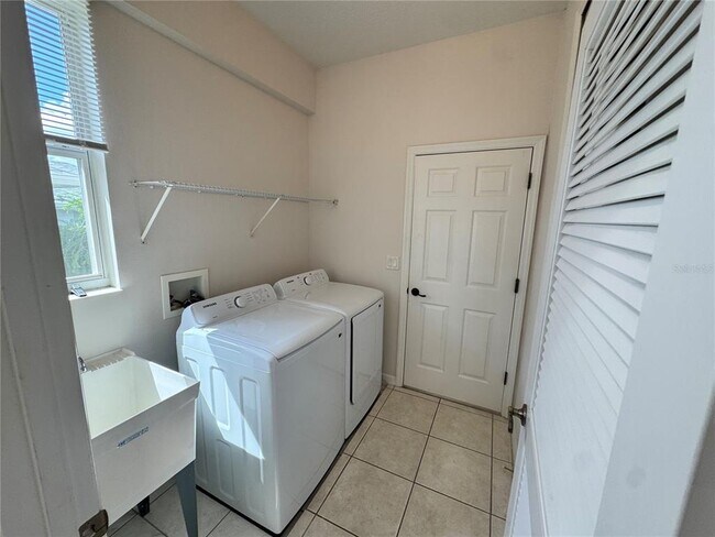 Building Photo - 20634 Queen Alexandra Dr