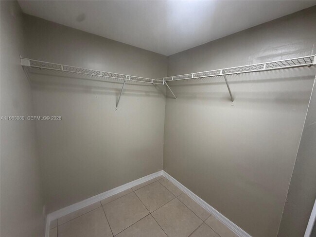 Building Photo - 2731 SE 12th Rd