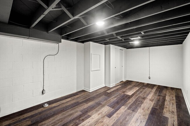 Building Photo - READY FOR MAY 15TH!! STUNNING & UPDATED 3-BEDROOM IN WHITE OAK!
