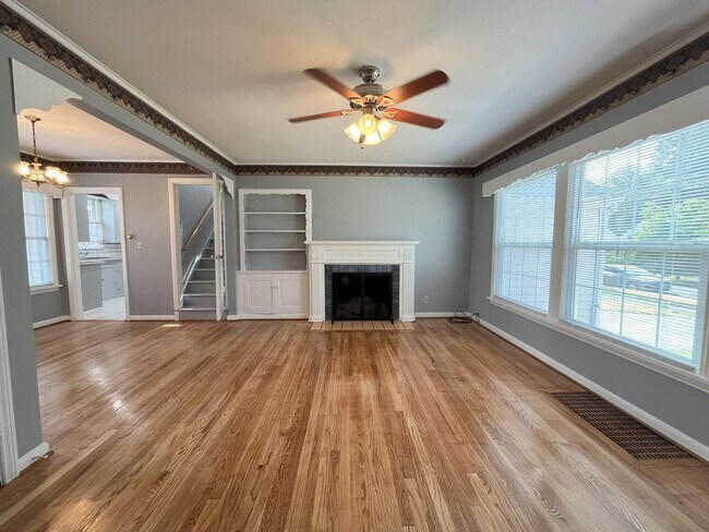 Building Photo - Spacious Multi-Level Living with Vaulted Ceilings and Backyard Access