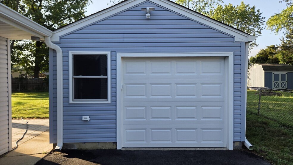 Building Photo - 413 Hickory Ln