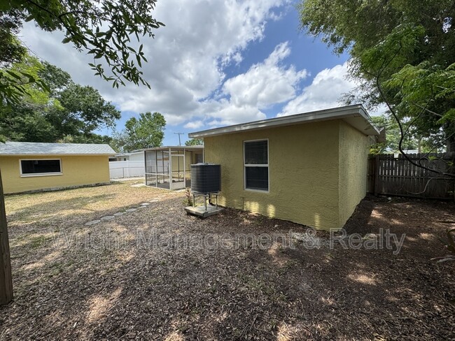 Building Photo - 438 Country Club Dr