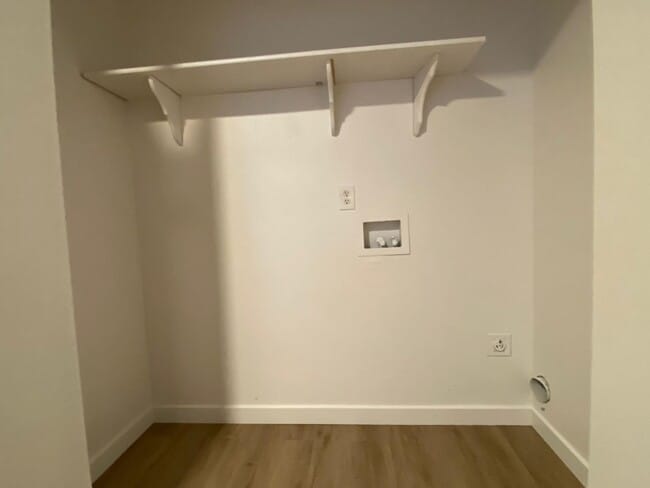 Building Photo - Stylish 4 Bedroom, 2 Bathroom Home with Gr...
