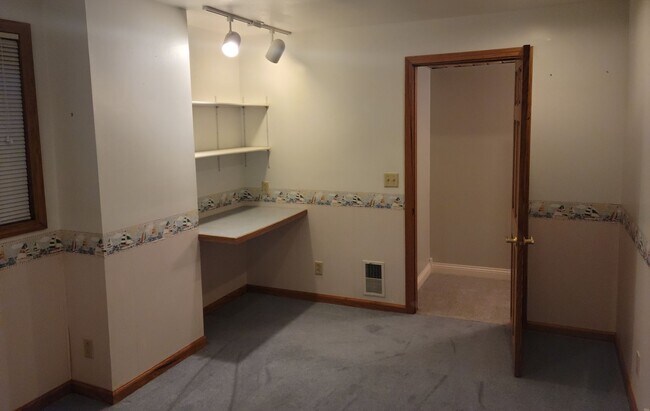 Building Photo - 3-Bedroom/2.5-Bath, Great Neighborhood