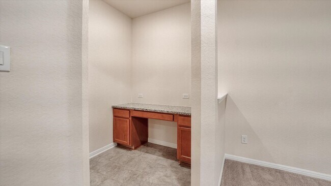 Building Photo - Redland Rd/281 Sienna Subdivision