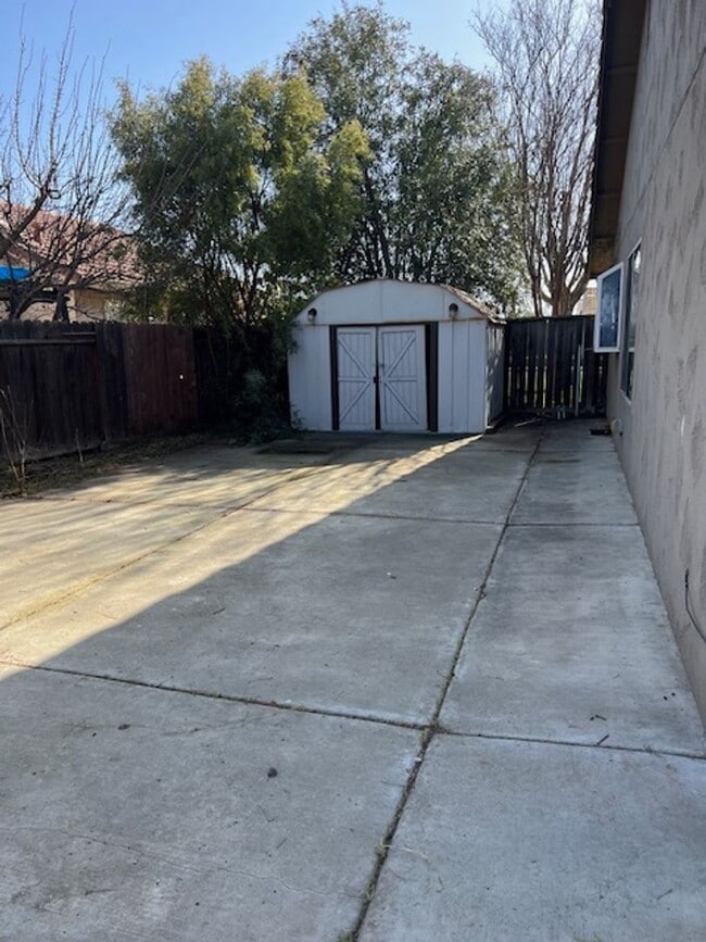 Building Photo - Beautiful spacious home