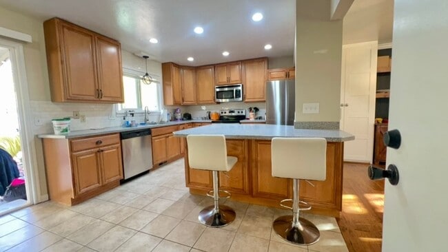 Building Photo - Lovely 3-Bedroom House with Shaded Yard