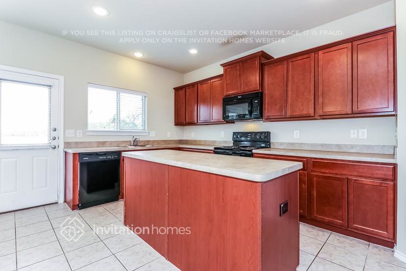 Building Photo - 5548 Thunder Bay Dr