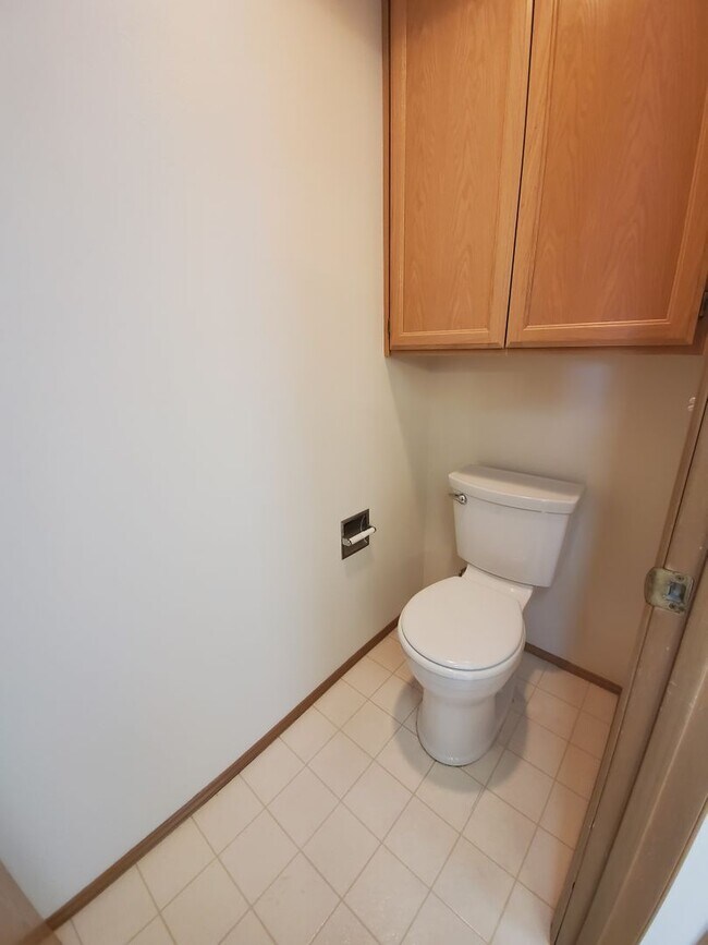 Building Photo - 4-Bedroom, 2.5-Bath located in Horn Rapids...