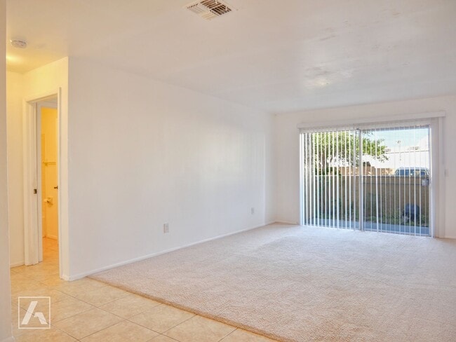 Building Photo - Beautiful 2 Bed 2 Bath Condo Located in Ca...