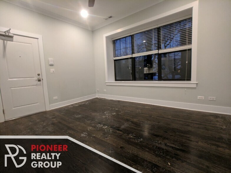 Building Photo - 1946 W Nelson St