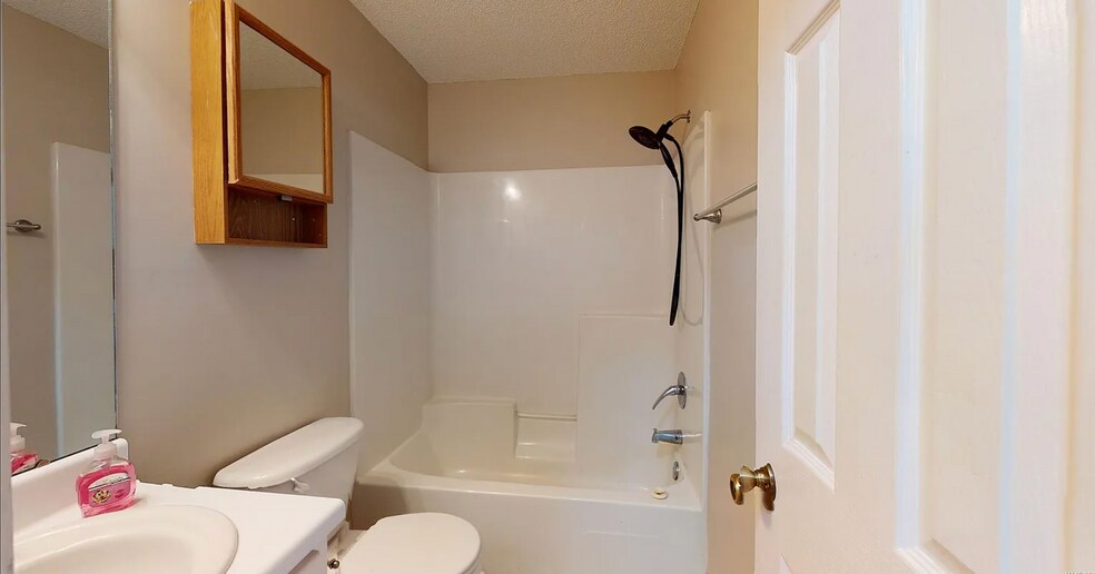 Building Photo - 166 Commons Dr