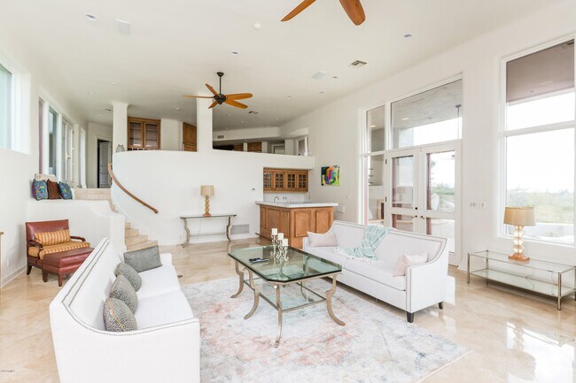 Building Photo - 7421 N Las Brisas Ln
