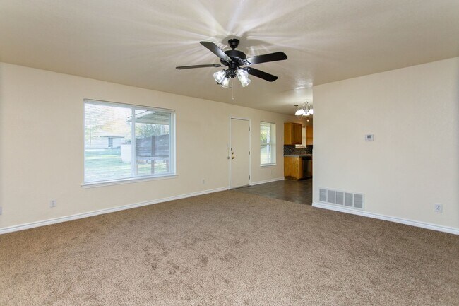 Building Photo - Spacious 2 Bedroom Home!