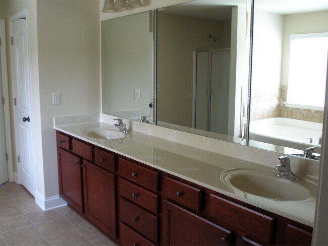 Building Photo - 3645 Fallen Oak Ln