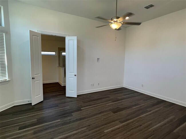 Building Photo - 185 Monroe Dr