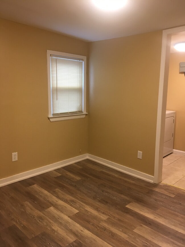Building Photo - Large 3 bedroom one bath home