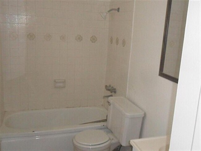 Building Photo - Furnished 3 bedroom 2 bathroom