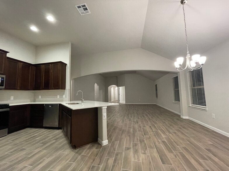 Building Photo - 300 La Joya Pass